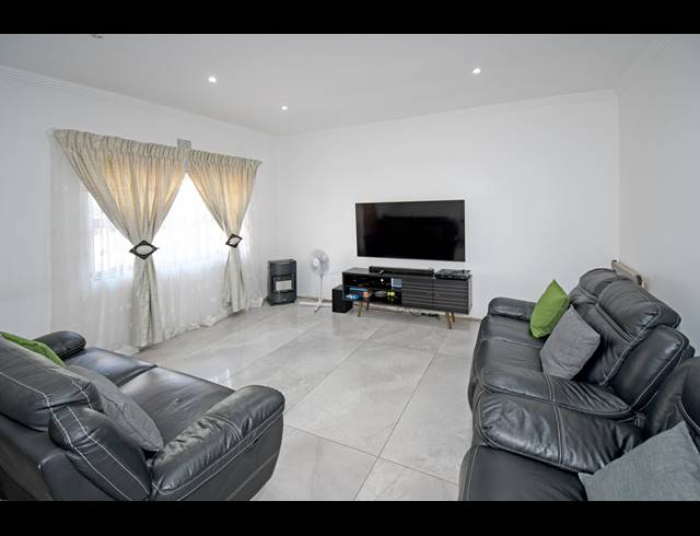 3 BEDROOM HOUSE FOR SALE IN MAYFAIR WEST